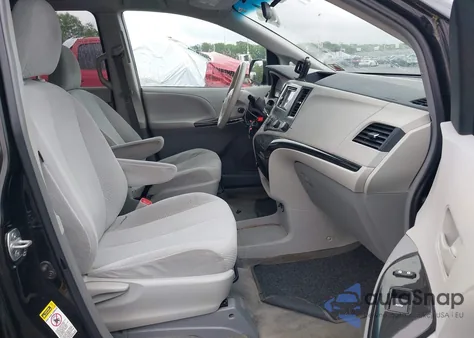 2012 Toyota Sienna Base 7 Passenger/Le 8 Passenger z USA, uszkodzony, nr VIN 5TDKA3DC7CS013826